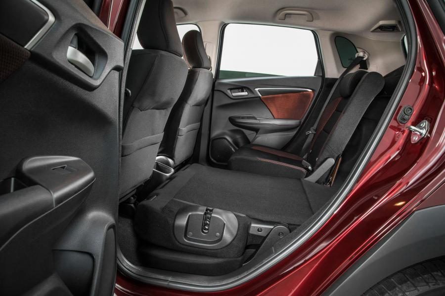 Интерьер Honda WR-V 2017 года  (фото 22 из 35)
